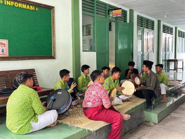 Gelorakan Seni Islami, Ekstrakurikuler Hadroh MTsN 8 Sleman Mulai Latihan Rutin