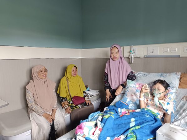 Keluarga Besar MTsN 8 Sleman Jenguk Putri Guru yang Dirawat di RSI PDHI