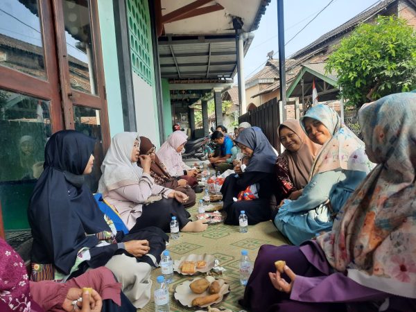 Pererat Silaturahmi, Guru dan Pegawai MTsN 8 Sleman Kunjungi Pegawai yang Baru Melahirkan