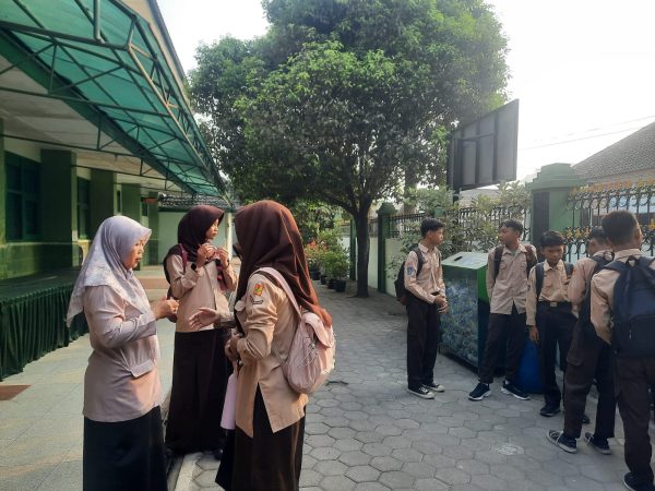 MTsN 8 Sleman Rutin Cek Kebersihan dan Kerapian Kuku Murid