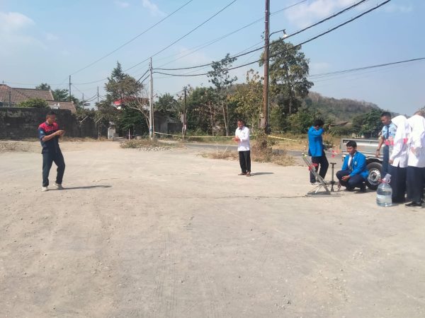 Mantapkan Persiapan PKM, Tim Roket MTsN 8 Sleman Lakukan Uji Coba Peluncuran