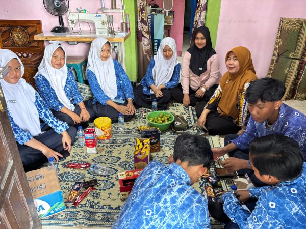 Tumbuhkan Kepedulian, Murid Kelas IXB MTsN 8 Sleman Jenguk Teman yang Baru Pulang Rawat