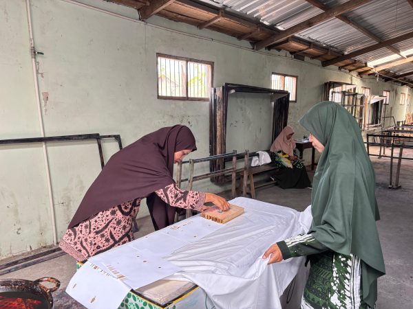 Sambut Hari Batik Nasional, Guru dan Pegawai MTsN 8 Sleman Berkreasi Membuat Batik Lurik