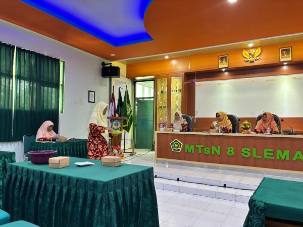 DWP MTsN 8 Sleman Sambut Kepala TU Baru dengan Sharing Resep Bolu Pisang