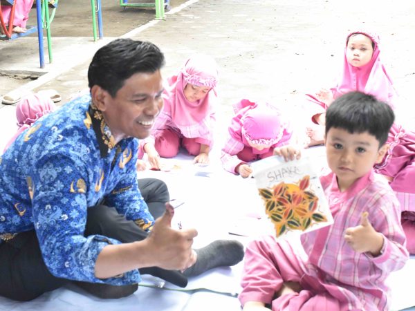 Antusias Belajar Membatik, Siswa KB ‘Aisyiyah Prambanan Berkreasi Bersama MTsN 8 Sleman
