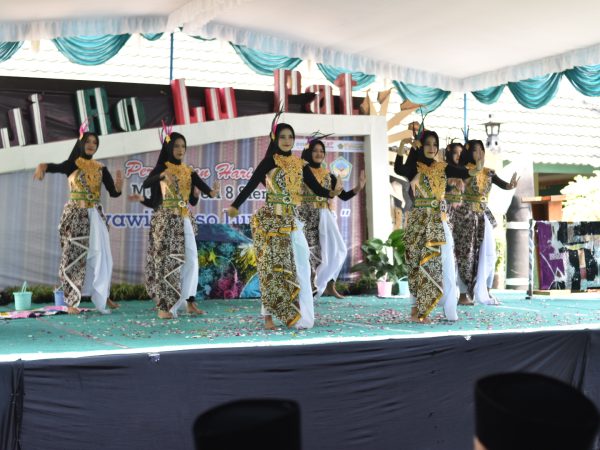 Tari Kreasi Batik Madyadesta Meriahkan Hari Batik Nasional