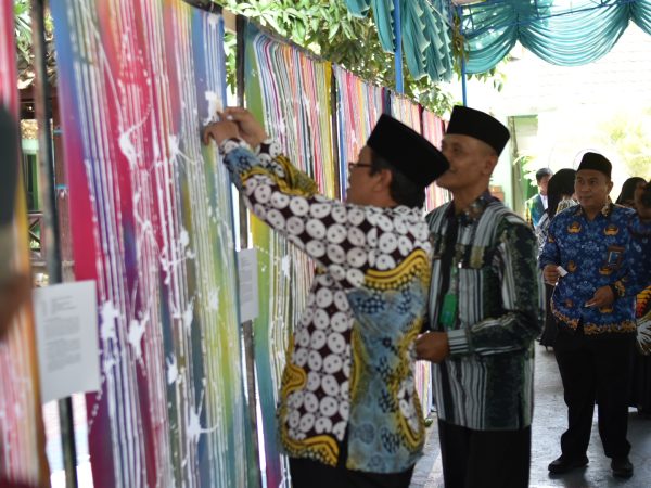 Tamu Undangan Turut Apresiasi Karya Murid MTsN 8 Sleman dengan Stiker Bintang