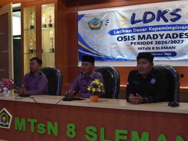 Kepala MTsN 8 Sleman Berikan Pengarahan kepada Pengurus OSIM 2026/2027