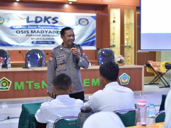Aiptu Yusup B., S.H. Tekankan Tanggung Jawab Pemimpin dalam LDKS OSIM MTsN 8 Sleman