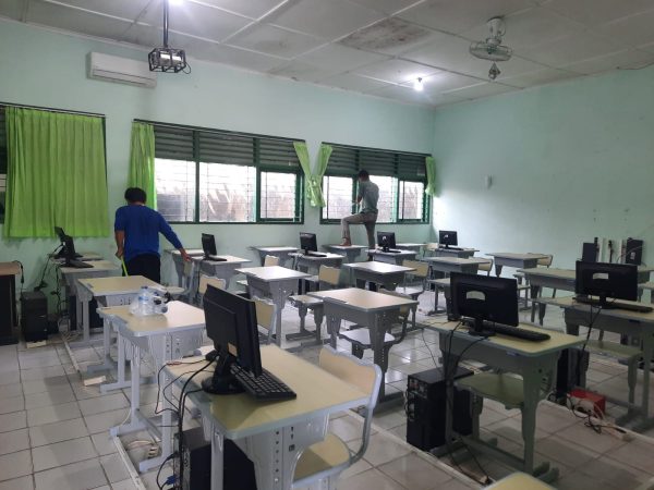 Tim Kebersihan MTsN 8 Sleman Bersihkan Tiga Laboratorium Komputer Jelang PPTKA