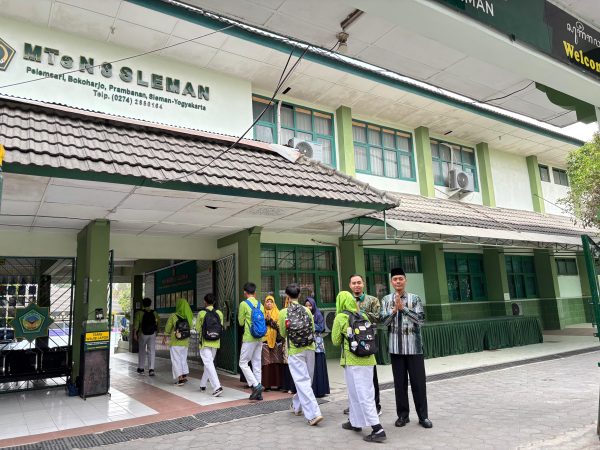 Sapa Mentari, Awali Pagi dengan Senyum dan Salam