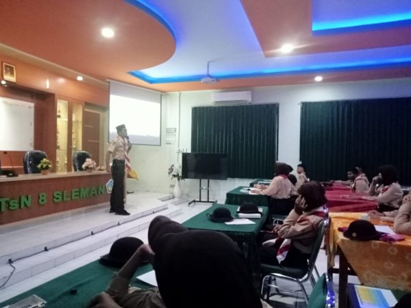 Pembina Pramuka MTsN 8 Sleman Sampaikan Materi Administrasi Regu dalam Kegiatan Dianpinru